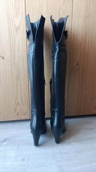 Stivali alti con tacco in pelle nera