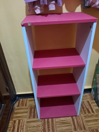 Estantería infantil rosa y blanca