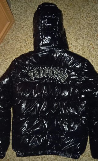 Abrigo trapstar negro en perfecto estado
