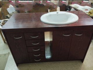 Mueble de baño madera y lavabo porcelana
