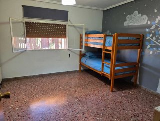 Se vende chalet con piscina y vistas abiertas