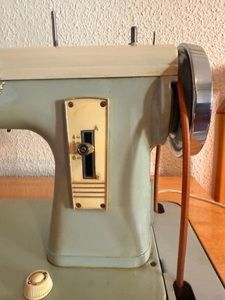 Mueble Sigma para máquina de coser.
