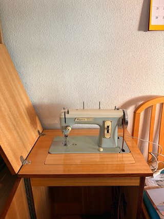 Mueble Sigma para máquina de coser.