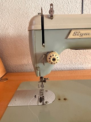 Mueble Sigma para máquina de coser.