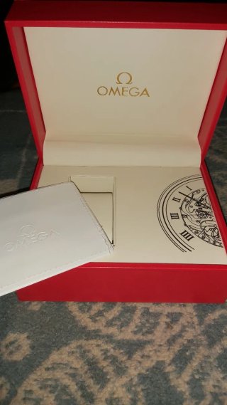 Caja de reloj Omega roja
