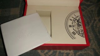 Caja de reloj Omega roja