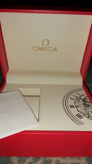 Caja de reloj Omega roja