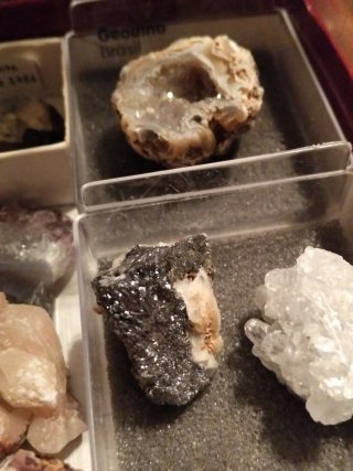 Scatola di minerali vari