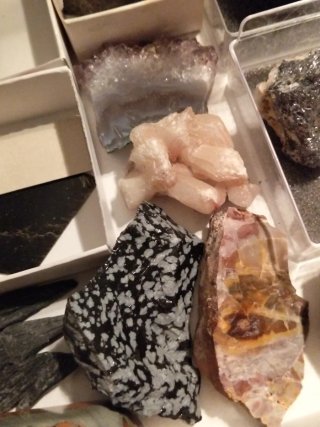 Scatola di minerali vari
