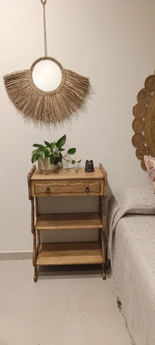 Estantería de madera con cajón