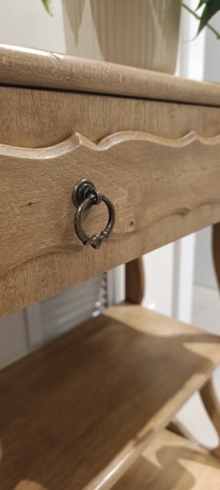 Estantería de madera con cajón