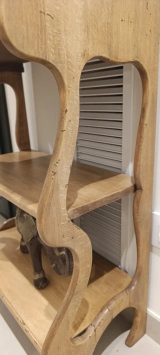 Estantería de madera con cajón