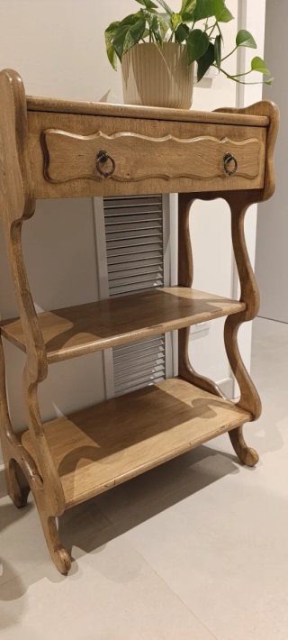 Estantería de madera con cajón