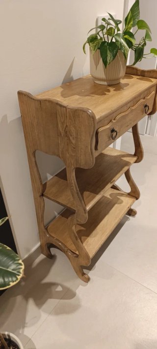Estantería de madera con cajón