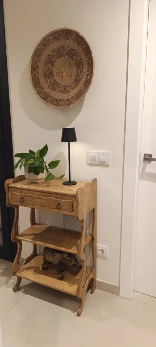 Estantería de madera con cajón