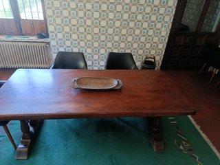 Mesa de comedor de madera de cerezo