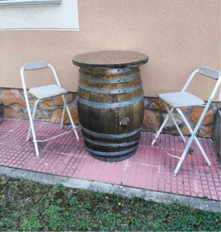 Barrica vino y 2 sillas plegables