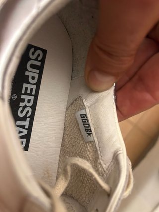 Zapatillas Golden Goose Blancas y Plateadas.