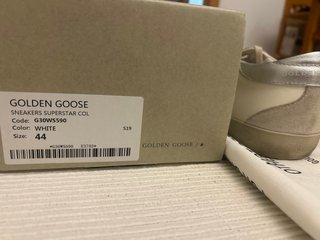 Zapatillas Golden Goose Blancas y Plateadas.
