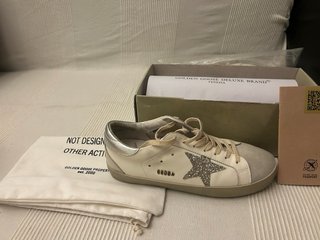 Zapatillas Golden Goose Blancas y Plateadas.