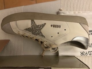 Zapatillas Golden Goose Blancas y Plateadas.