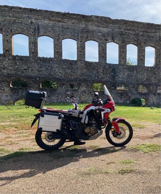 Honda Africa Twin Roja, blanca y negra manual.