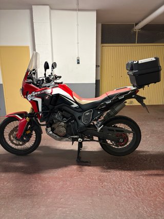 Honda Africa Twin Roja, blanca y negra manual.