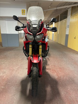 Honda Africa Twin Roja, blanca y negra manual.