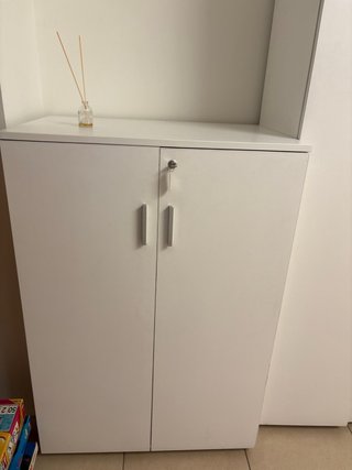 Armario blanco con cerradura