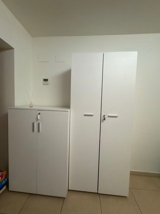 Armario blanco con cerradura