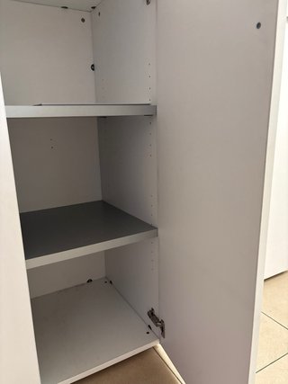 Armario blanco con cerradura