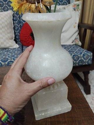 Jarrón de alabastro blanco
