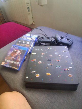 PS4 (PlayStation 4) Nera con Adesivi