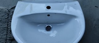 Pila de lavadero de porcelana blanca