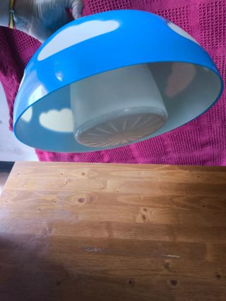 Lámpara infantil azul con nubes