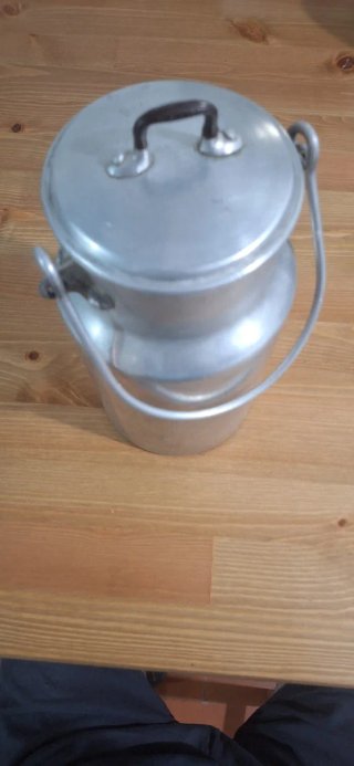 Lechera antigua de aluminio