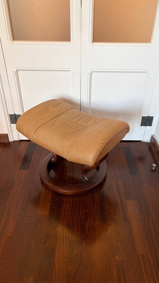 Reposapiés ergonómico piel y madera