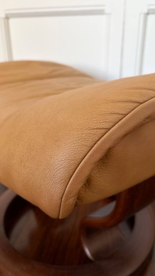 Reposapiés ergonómico piel y madera
