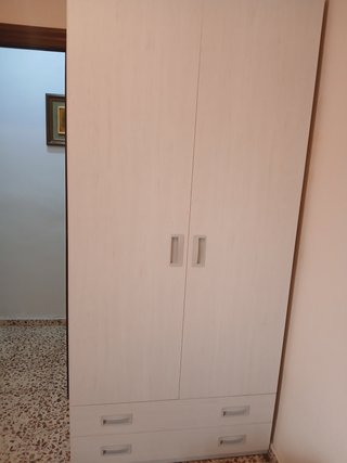 Armario de madera beige con cajones