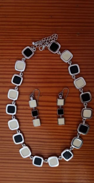 Conjunto collar y pendientes cuadrados