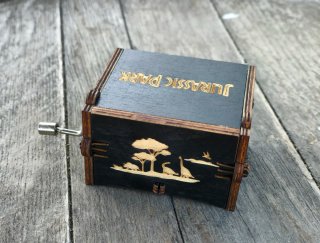 Caja Musical de madera Jurassic Park  Nueva.