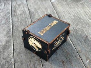 Caja Musical de madera Jurassic Park  Nueva.