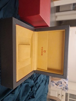 Scatola Tudor rossa logo argento