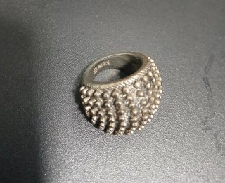 Anello vintage antico argentato con rilievo