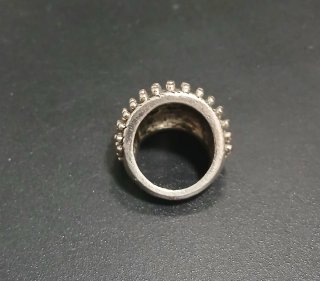 Anello vintage antico argentato con rilievo