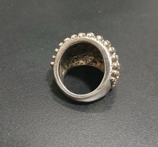 Anello vintage antico argentato con rilievo
