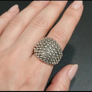 Anello vintage antico argentato con rilievo