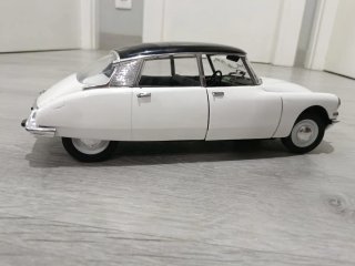 Coche clásico blanco y negro citroen escala 1:18
