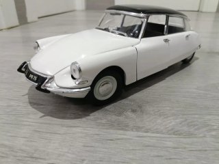 Coche clásico blanco y negro citroen escala 1:18
