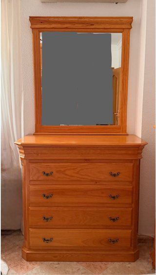 Cómoda de madera con espejo